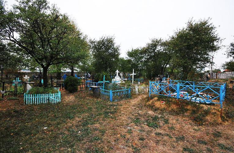 Biserica Izvorul Tămăduirii - Cimitir